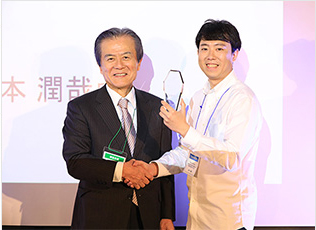 Awards ceremony of the competition (Left) Dr. Hiroshi Komiyama, Head of the panel of judges (Right) Grand Prize Winner、Mr. Junya Tanimoto, CEO of O Inc.